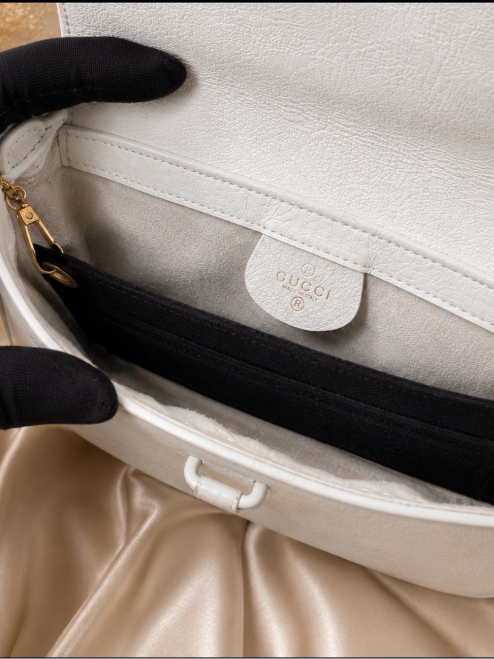 Gucci White Leather Shoulder Bag with Gold Chain Strap - Picture 6 of 11